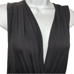 𝅺cute Cross Front Sleeveless Top. Black Med.
